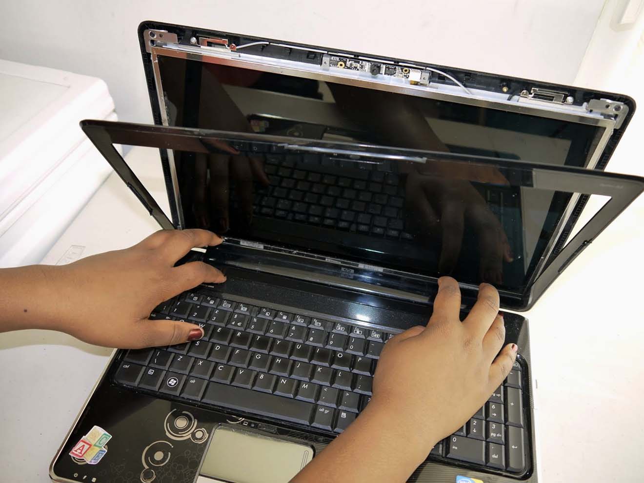 Замена экрана ноутбука HP в Копейске